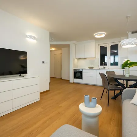 Apartment Center With Garage Parking Pula