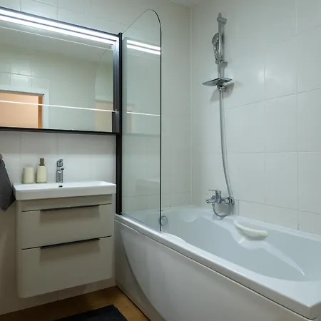 Center With Garage Parking Apartment *