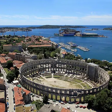 Apartment Center With Garage Parking Pula