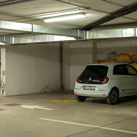 Center With Garage Parking Apartment *
