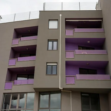Apartment Center With Garage Parking *