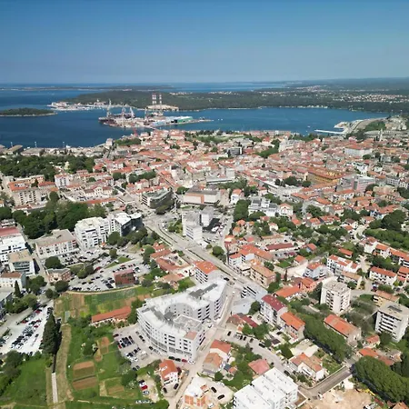 Center With Garage Parking Apartment Pula