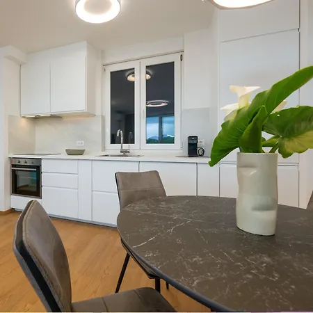 Apartment Center With Garage Parking Pula