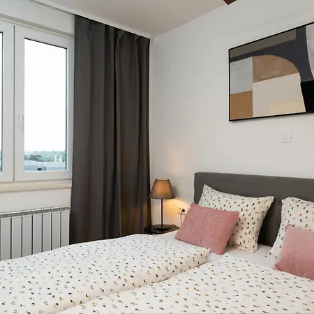 Center With Garage Parking Apartment Pula