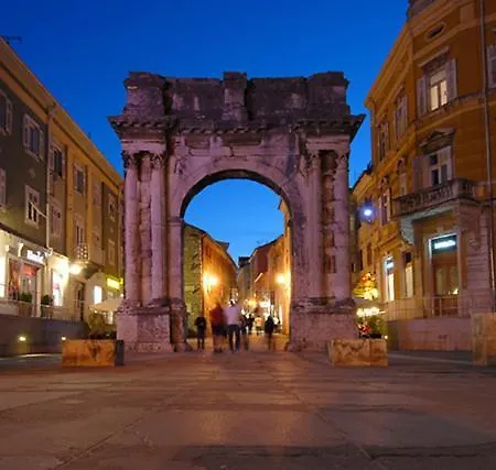 Apartamento Center With Private Garage Pula
