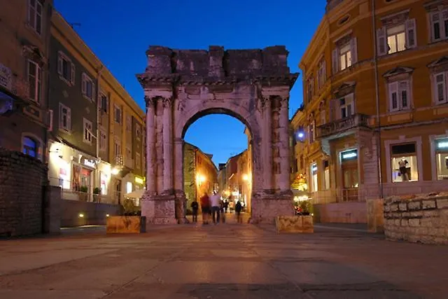 Appartement Center With Private Garage Pula