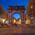 Apartment Center With Private Garage Pula
