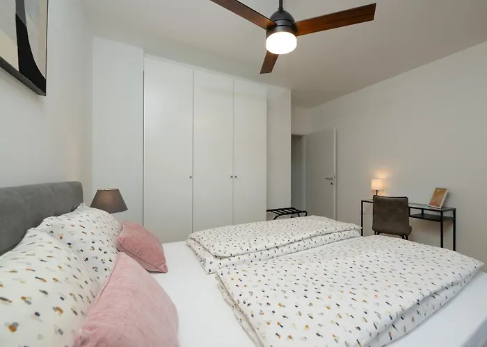 Center With Private Garage شقة