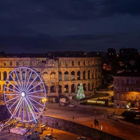 Center With Private Garage Lägenhet
